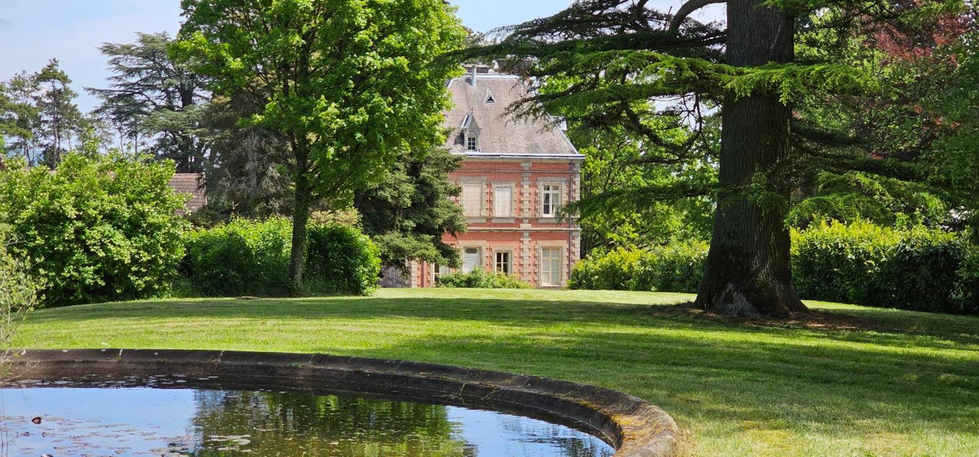 Chateau De Montpatey Bed & Breakfast Couches Exterior photo